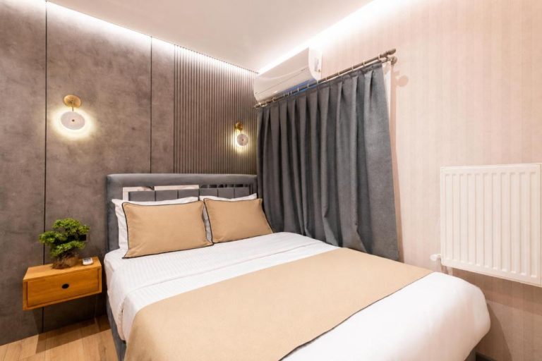 Habitación doble moderna con cama king size y decoración minimalista en The Revia Square Hotel