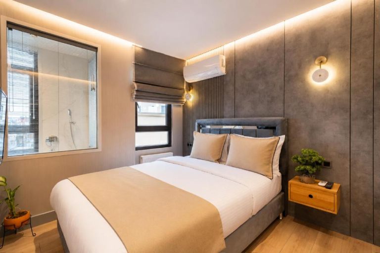 Habitación doble moderna con cama king size y baño acristalado en The Revia Square Hotel