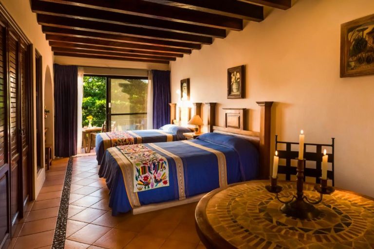 Habitación doble con decoración mexicana tradicional y velas en Hotel Lunata de la Quinta Avenida