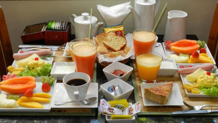 Desayuno buffet completo con frutas, zumos, pan y café en el Hotel Casa do Amarelindo