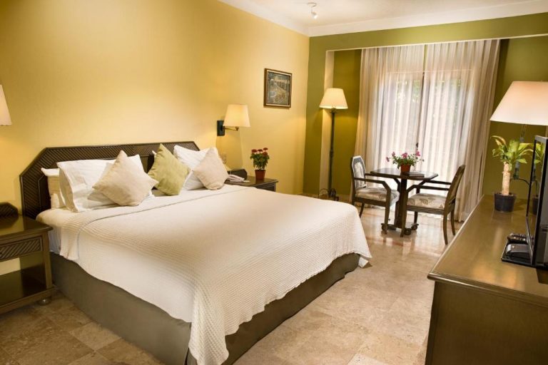 Habitación doble con cama king size y zona de estar en Hotel Los Itzaes by 5th Av
