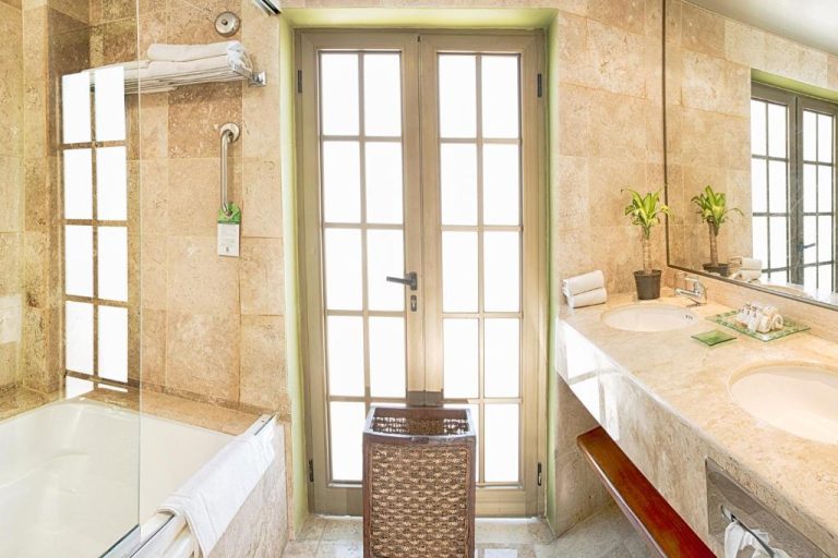Baño de lujo con mármol, bañera y doble lavabo en Hotel Los Itzaes by 5th Av