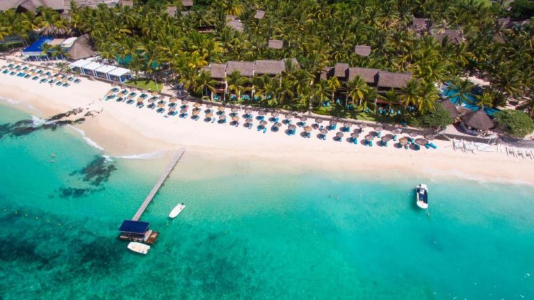 Vista aérea de la playa y embarcadero del Constance Belle Mare Plage con aguas turquesas en Mauricio