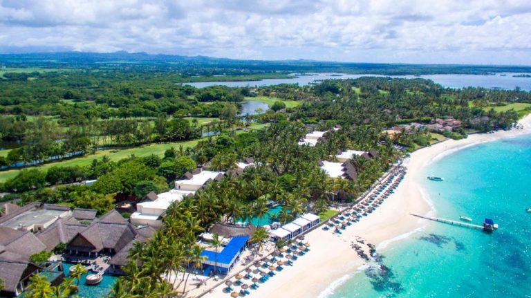 Vista aérea del Constance Belle Mare Plage con playa de arena blanca, piscina y aguas turquesas en Mauricio