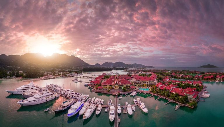 Vista aérea del Eden Bleu Hotel con marina de yates y espectacular atardecer en Seychelles