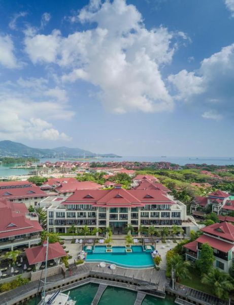 Vista aérea del Eden Bleu Hotel con piscina exterior y marina en las Seychelles