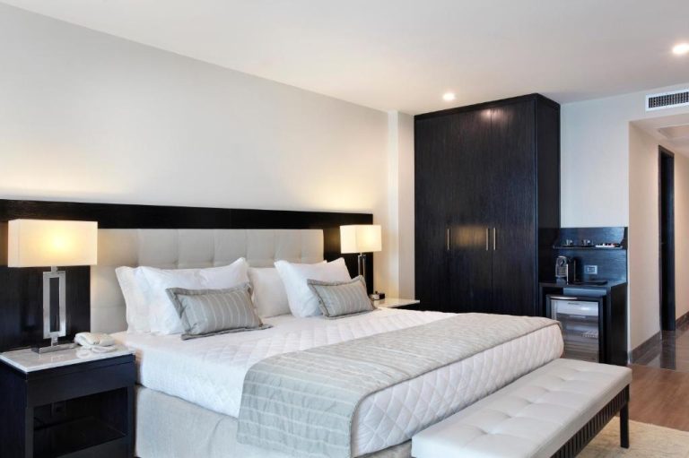 Habitación doble de lujo con cama king size y armario oscuro en Miramar By Windsor Copacabana