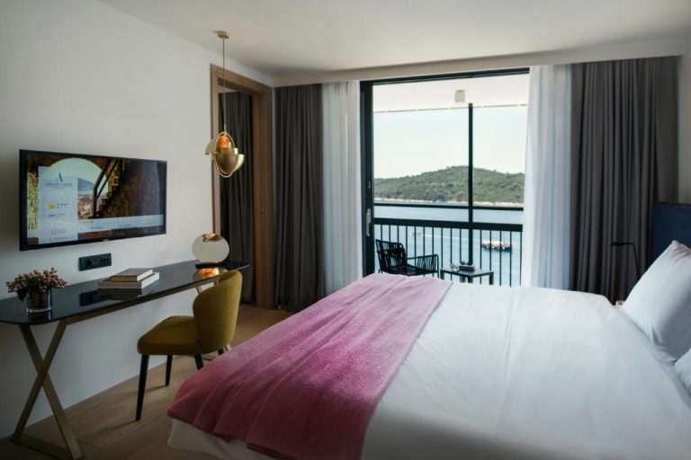 Habitación doble con cama king, balcón y vistas al mar en el Hotel Excelsior