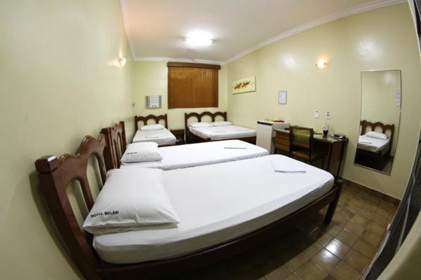 Habitación triple con tres camas individuales y escritorio en Hotel Belem Fortaleza, Brasil