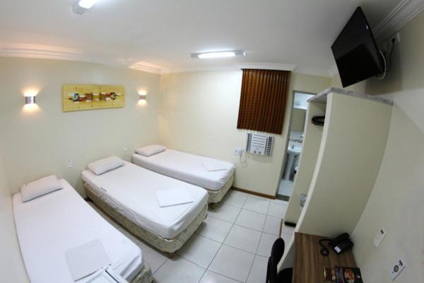 Habitación triple con tres camas individuales, TV y baño privado en Hotel Belem Fortaleza