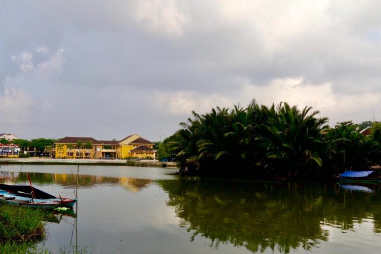 Vista del río Thu Bon con barcas tradicionales frente al Long Life Riverside Hotel en Hoi An