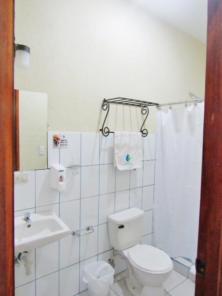 Baño privado con ducha, lavabo y sanitarios del Hotel Palmeras de Elim