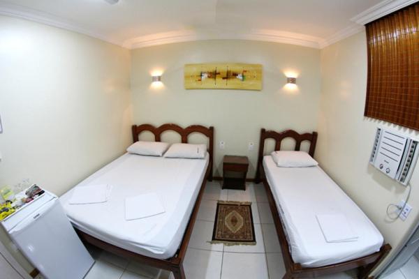 Habitación twin con dos camas individuales y aire acondicionado en Hotel Belem Fortaleza