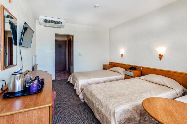 Habitación triple con dos camas individuales y cama doble en Kuban Resort & Aquapark All Inclusive