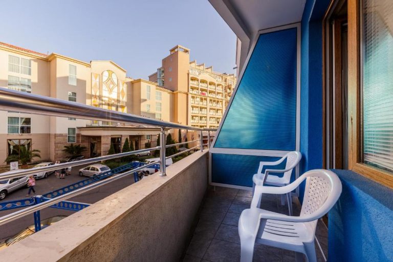 Balcón con sillas blancas y vistas a la zona hotelera del Kuban Resort & Aquapark All Inclusive