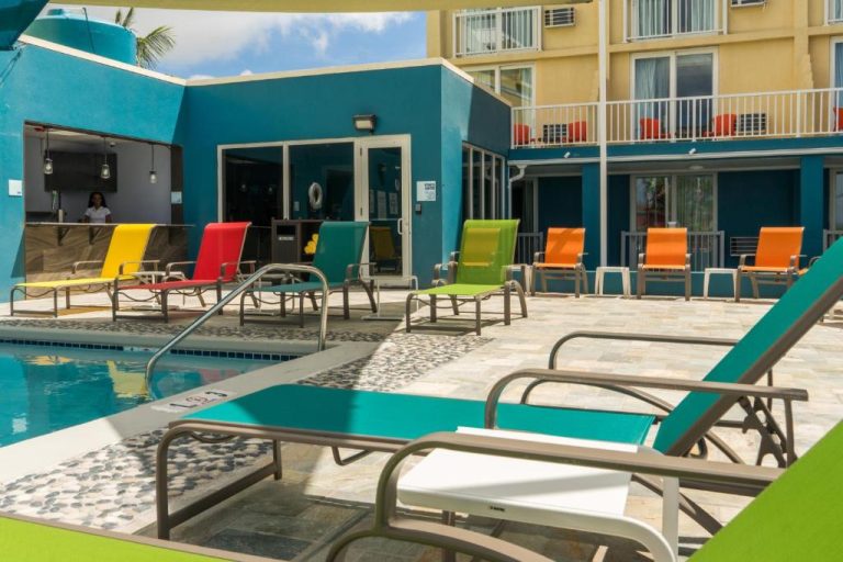 Piscina exterior con tumbonas de colores del Holiday Inn Express & Suites Nassau en Bahamas