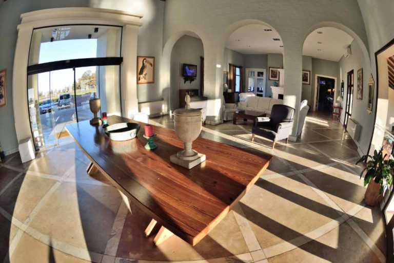 Amplio lobby con mesa de madera y sala de estar elegante en el Hotel Santa Cristina