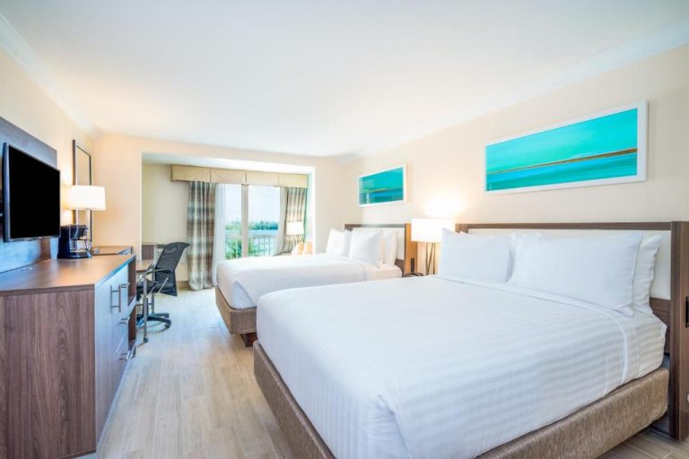 Habitación doble con dos camas queen y vistas al exterior en Holiday Inn Express & Suites Nassau