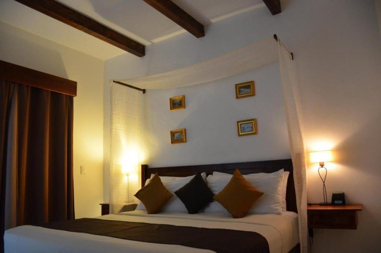 Habitación con cama dosel y vigas de madera en La Pasion Colonial Hotel Boutique By Bunik