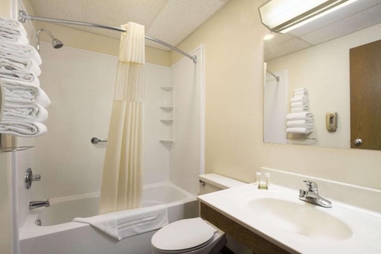 Baño completo con bañera, ducha y lavabo del Super 8 by Wyndham Cuba con toallas incluidas