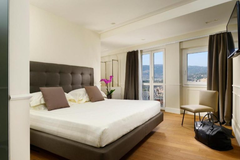 Habitación doble con cama king size y vistas a la ciudad en Locanda della Posta Etruria Collection