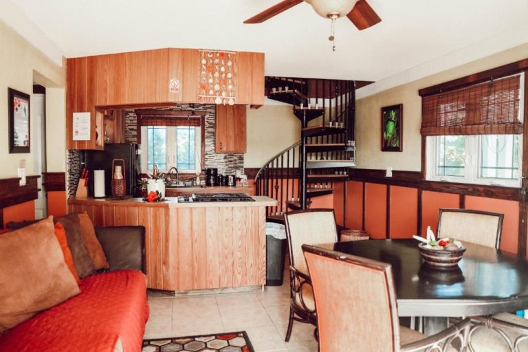 Cocina equipada y sala de estar con escalera de caracol en EMBRACE Resort