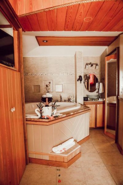 Jacuzzi privado con decoración romántica y champán en la suite del EMBRACE Resort