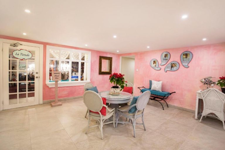 Sala común con decoración rosa y tienda La Tienda en el hotel Sugar Bay Barbados All Inclusive