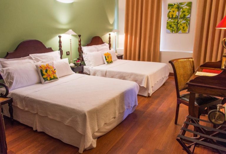 Habitación doble con camas y decoración colonial del Hotel l'Impératrice en Martinica
