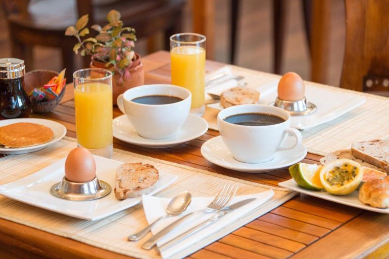 Desayuno completo con café, zumo de naranja, huevo y frutas tropicales en Hotel l'Impératrice
