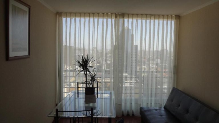 Salón con sofá y mesa de cristal con vistas panorámicas a la ciudad en Personal Aparts Bellas Artes