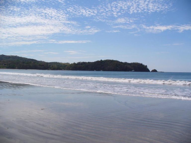 Vista panorámica de la playa de Sámara con olas suaves y vegetación tropical desde el Hotel Belvedere Costa Rica