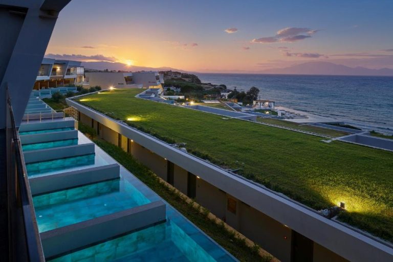 Piscinas privadas escalonadas con vistas al mar al atardecer en el hotel Lesante Blu Adults Only