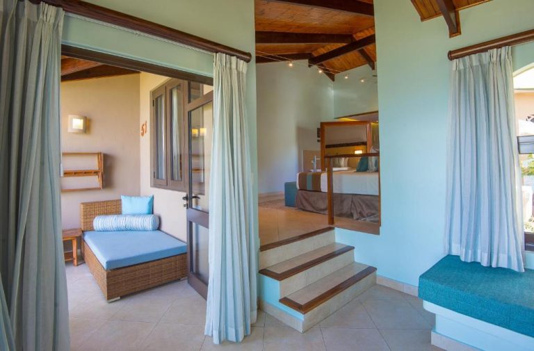 Suite con terraza, escaleras interiores y zona de descanso en Coco de Mer Hotel and Black Parrot Suites