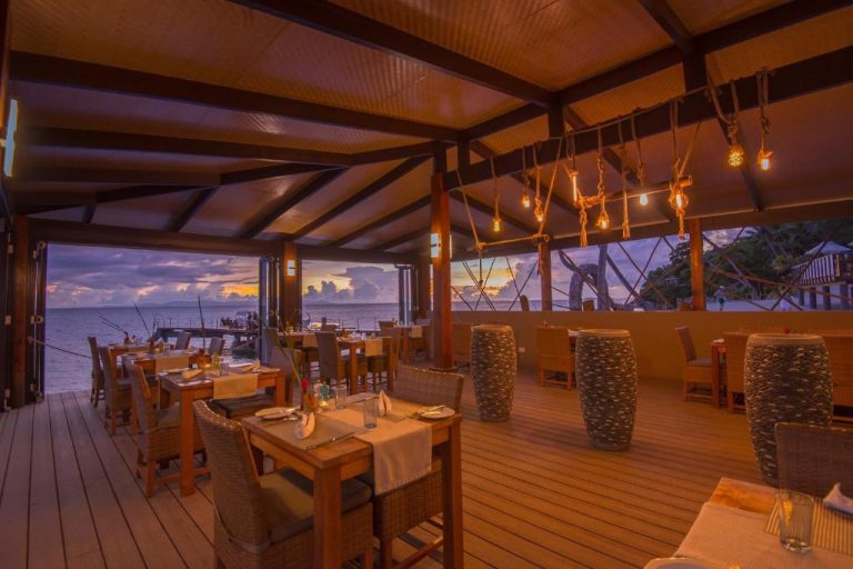 Restaurante frente al mar con vistas al atardecer en Coco de Mer Hotel and Black Parrot Suites, Seychelles
