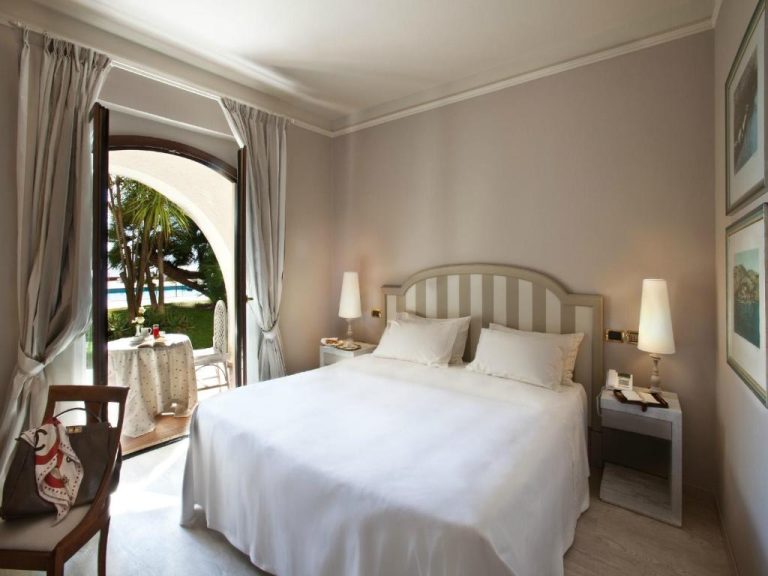 Habitación doble con terraza y vistas al jardín en el Grand Hotel Baia Verde
