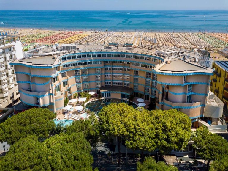 Vista aérea del Savoia Hotel Rimini con piscina exterior y playa del Adriático al fondo