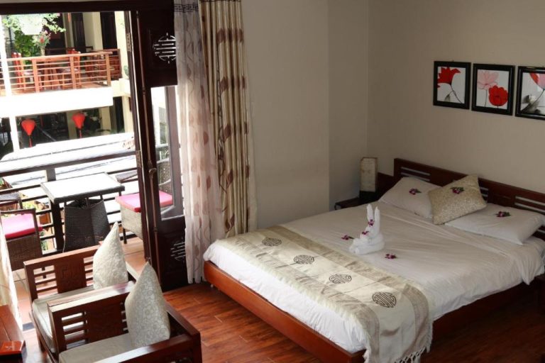 Habitación doble con balcón y vistas al exterior en Long Life Riverside Hotel de Hoi An