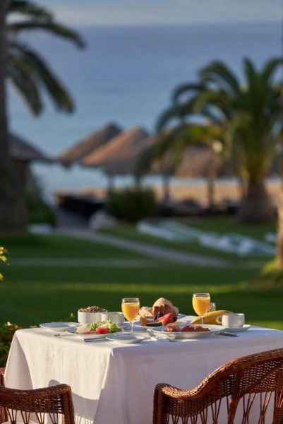 Desayuno al aire libre con vistas al jardín y playa en Hotel Porto Santo & Spa, Madeira