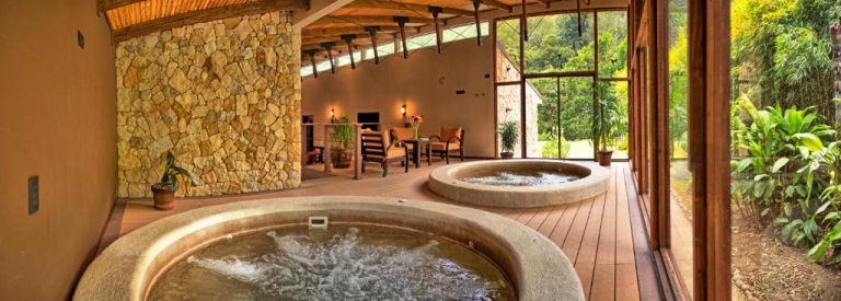 Jacuzzis interiores con vistas al jardín tropical en Savegre Hotel Natural Reserve & Spa de Costa Rica