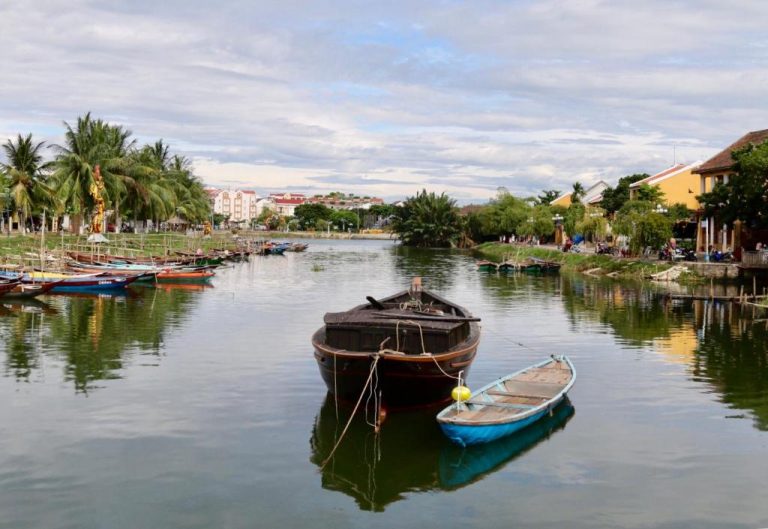 Vistas al río con barcas tradicionales frente al Long Life Riverside Hotel en Hoi An, Vietnam