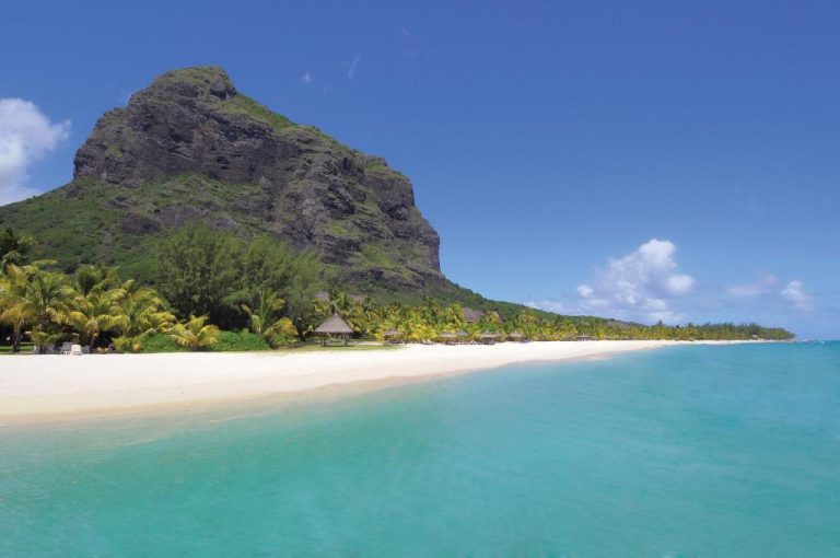 Playa de arena blanca y aguas turquesas del Dinarobin Beachcomber Golf Resort & Spa con Le Morne al fondo