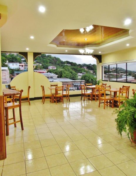 Restaurante con terraza y vista panorámica de la ciudad en el Hotel Palmeras de Elim