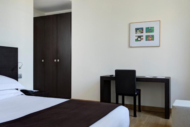 Habitación doble con escritorio y armario empotrado en el Hotel Tiferno, decoración moderna y minimalista