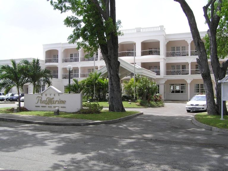 Fachada exterior y entrada principal del Hotel PomMarine con jardines tropicales y aparcamiento