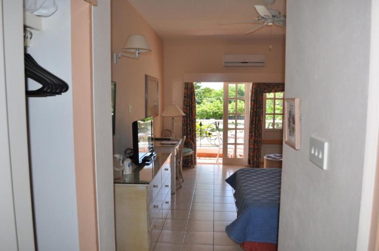 Habitación doble con terraza, aire acondicionado y cama matrimonial en Hotel PomMarine
