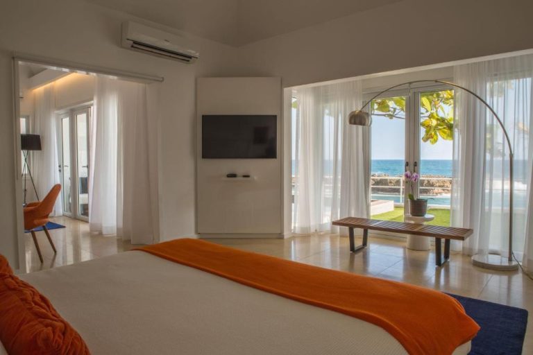 Habitación de lujo con cama king, terraza y vista al mar en The Trident Hotel