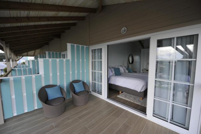 Terraza privada con sillones azules y acceso a habitación en The Bahi Villa Adults Only B&B