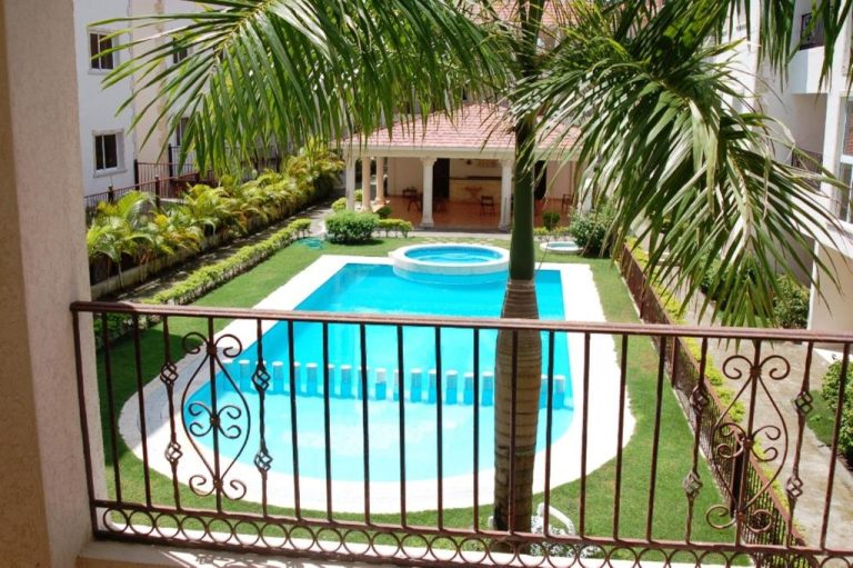 Piscina exterior con jacuzzi y jardines tropicales del hotel Bavaro Green vista desde balcón