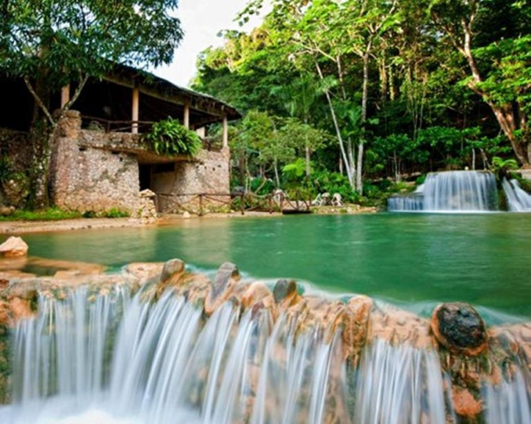 Piscinas naturales con cascadas de aguas cristalinas rodeadas de selva tropical en Paraíso Caño Hondo